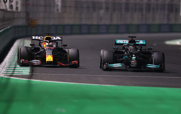 Verstappen recibe penalización adicional por colisión con Hamilton 