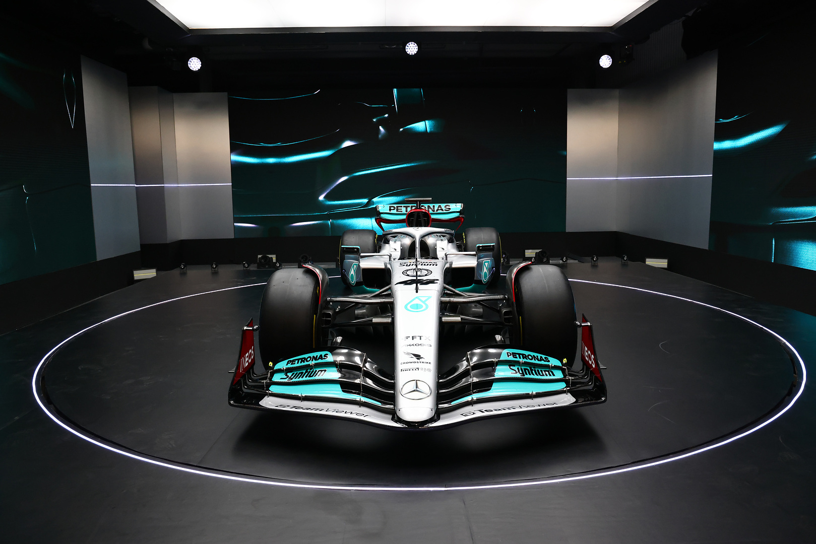 Mercedes presenta el W13 y regresa a su tradicional librea plateada 