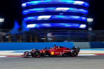 Charles Leclerc vence a Verstappen y logra la pole position en Bahréin