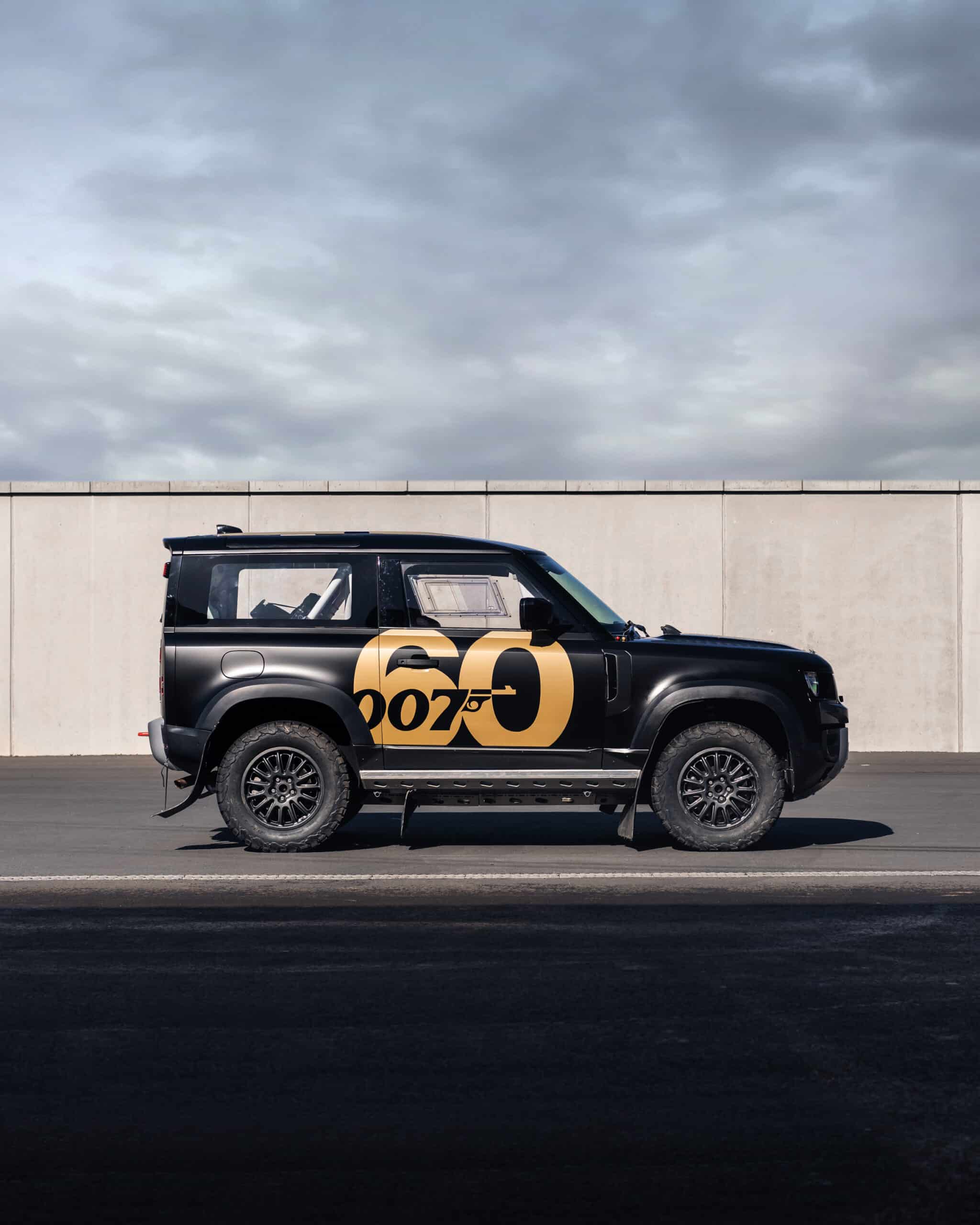 Los logotipos de 007 están presentes en Land Rover Defender