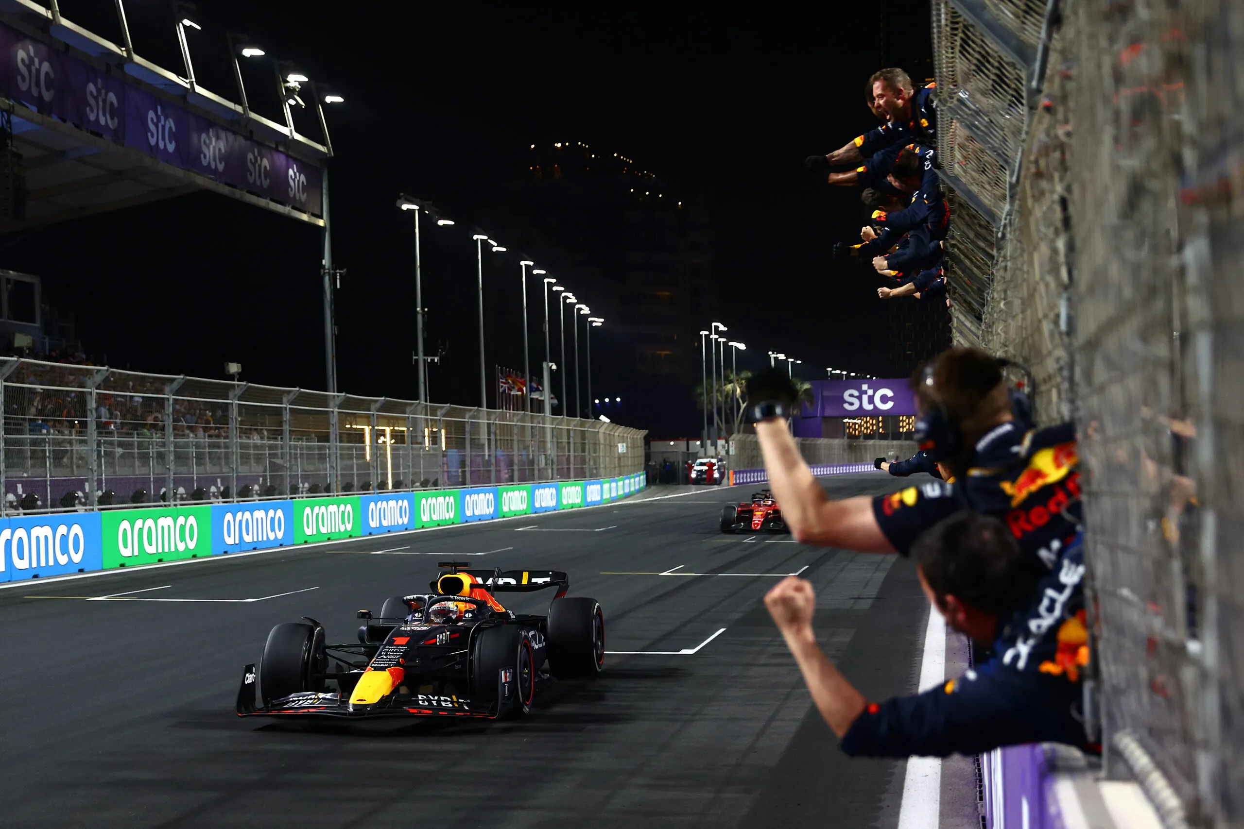 Verstappen vence a Leclerc y consigue la victoria en Jeddah