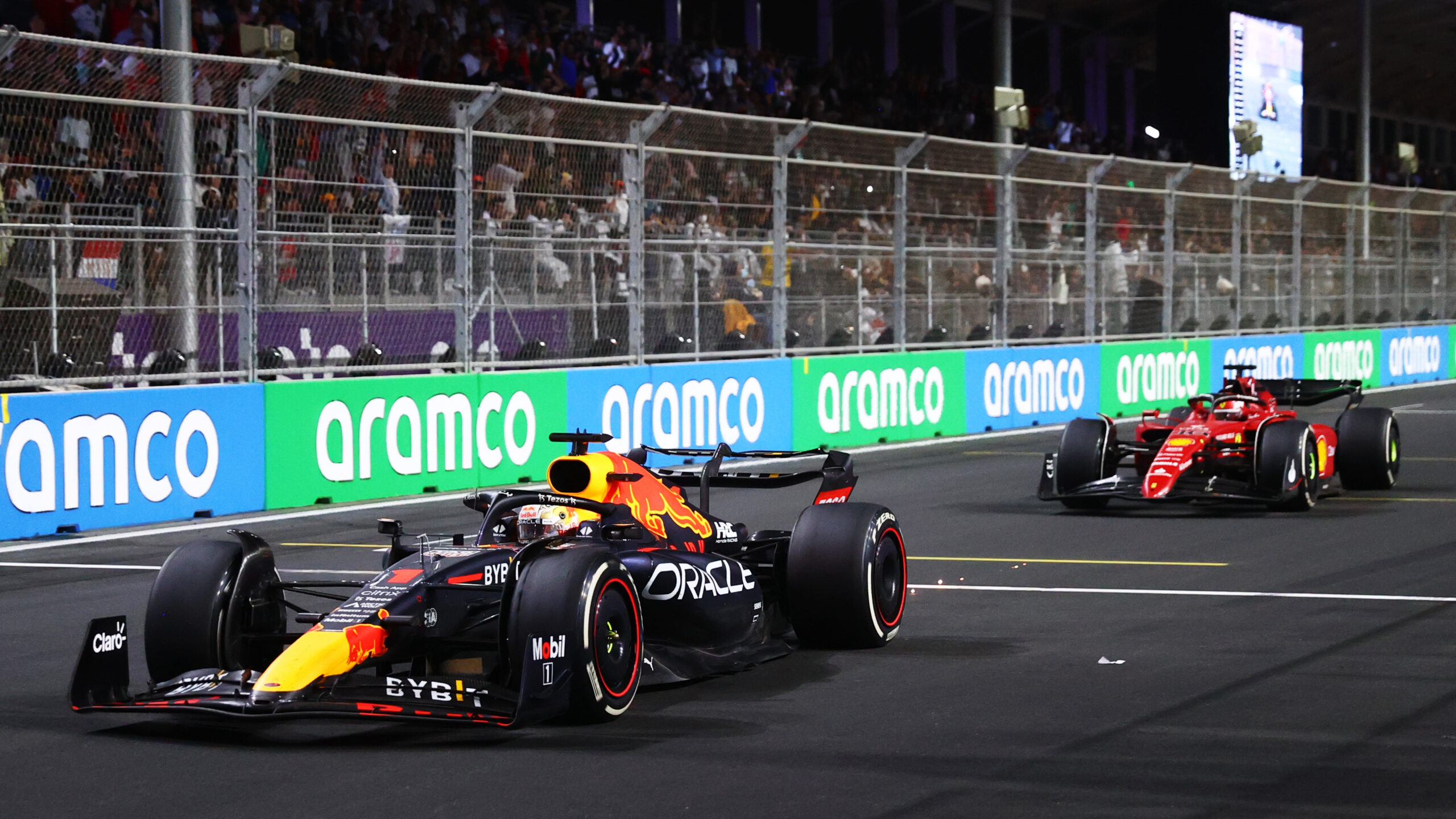 Verstappen vence a Leclerc y consigue la victoria en Jeddah