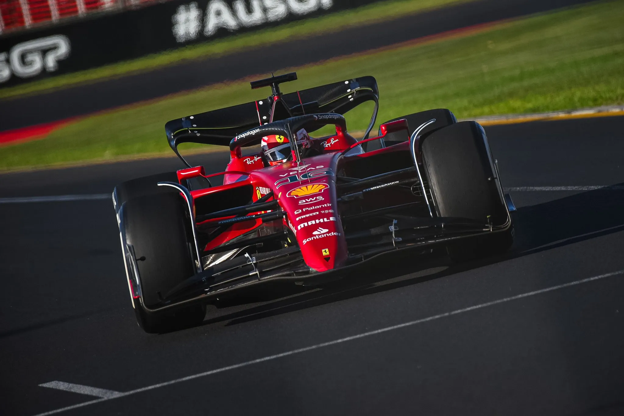 Leclerc consigue la victoria en Australia, Pérez segundo