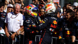 Verstappen se lleva la victoria en Bakú, Pérez segundo