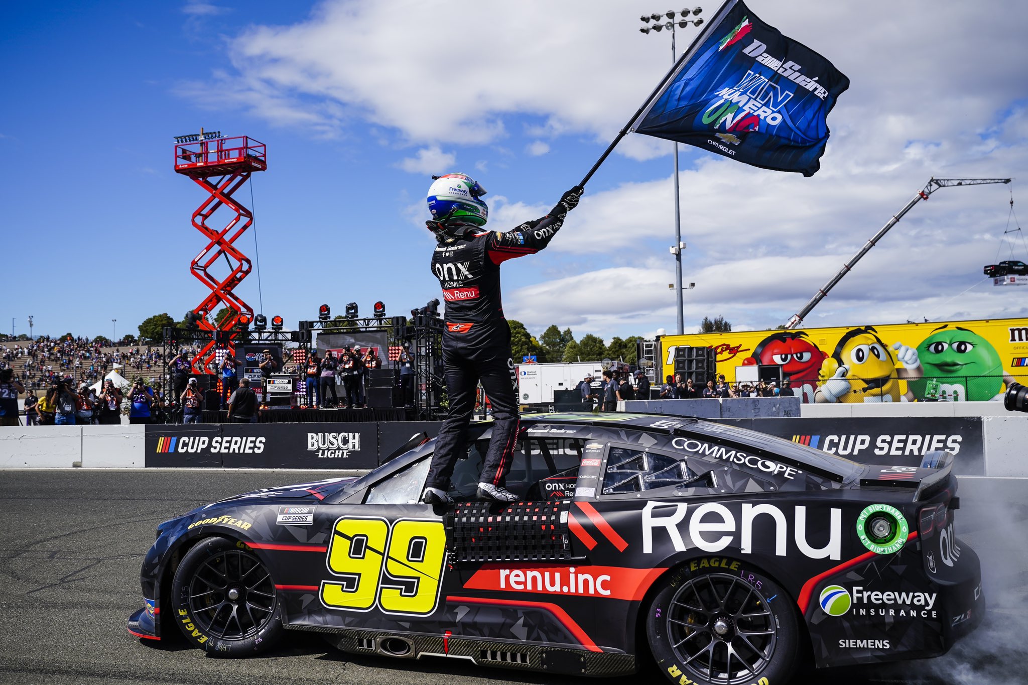 Daniel Suárez el primer piloto mexicano en ganar una carrera de NASCAR Cup Series 