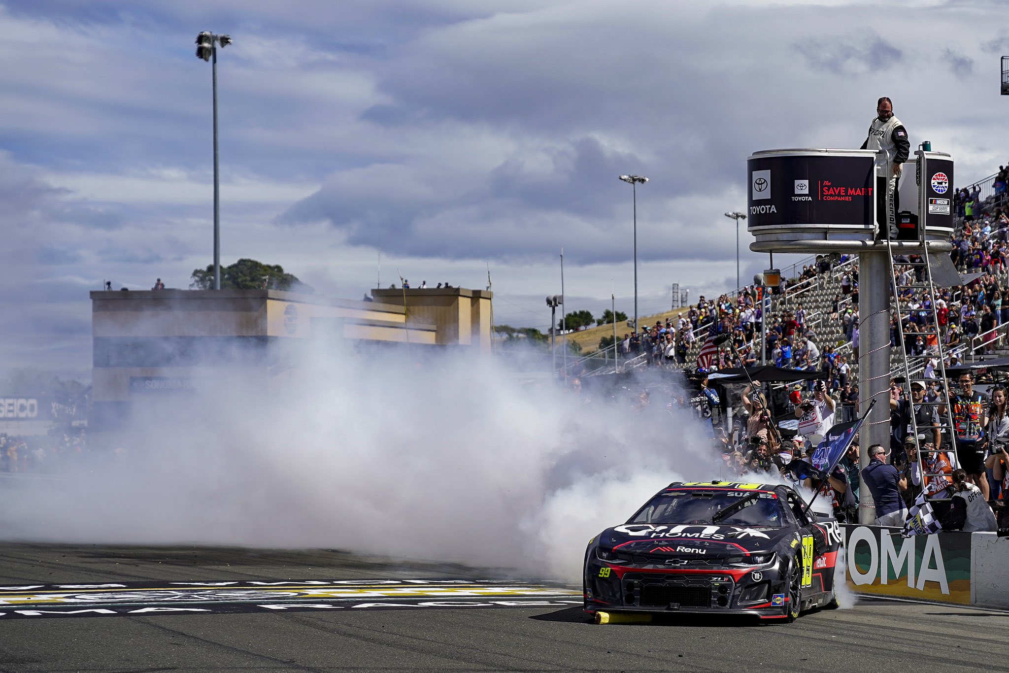 Daniel Suárez el primer piloto mexicano en ganar una carrera de NASCAR Cup Series