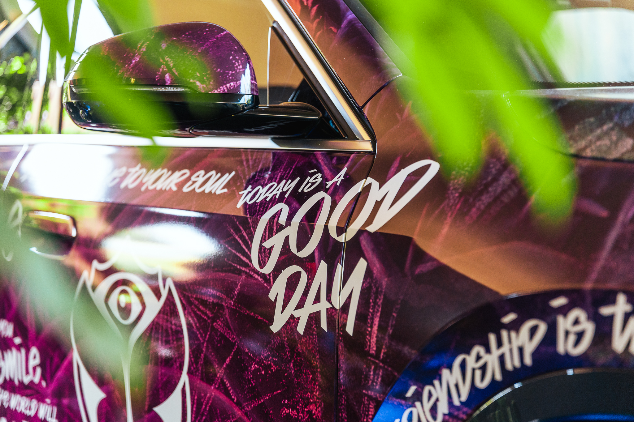 El nuevo BMW iX1 debuta en Tomorrowland y recibe la firma de Steve Aoki
