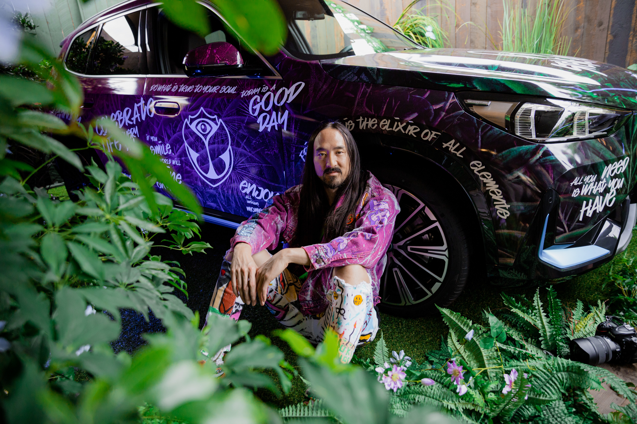 El nuevo BMW iX1 debuta en Tomorrowland y recibe la firma de Steve Aoki 