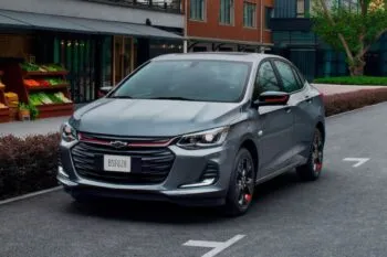 ¿Seguir esperando o acercarse a donde hay vehículos nuevos?