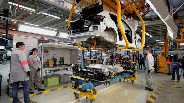 Una mirada entre bastidores al montaje de los modelos Peugeot electrificados 