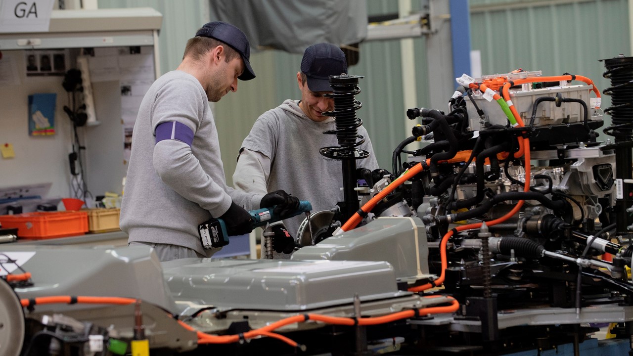 Una mirada entre bastidores al montaje de los modelos Peugeot electrificados