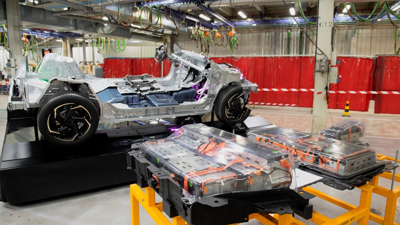 Una mirada entre bastidores al montaje de los modelos Peugeot electrificados