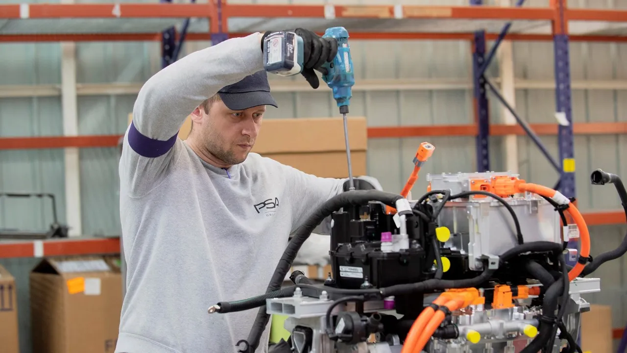 Una mirada entre bastidores al montaje de los modelos Peugeot electrificados