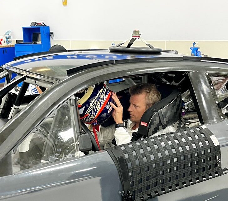 Kimi Räikkönen se prepara para correr en NASCAR