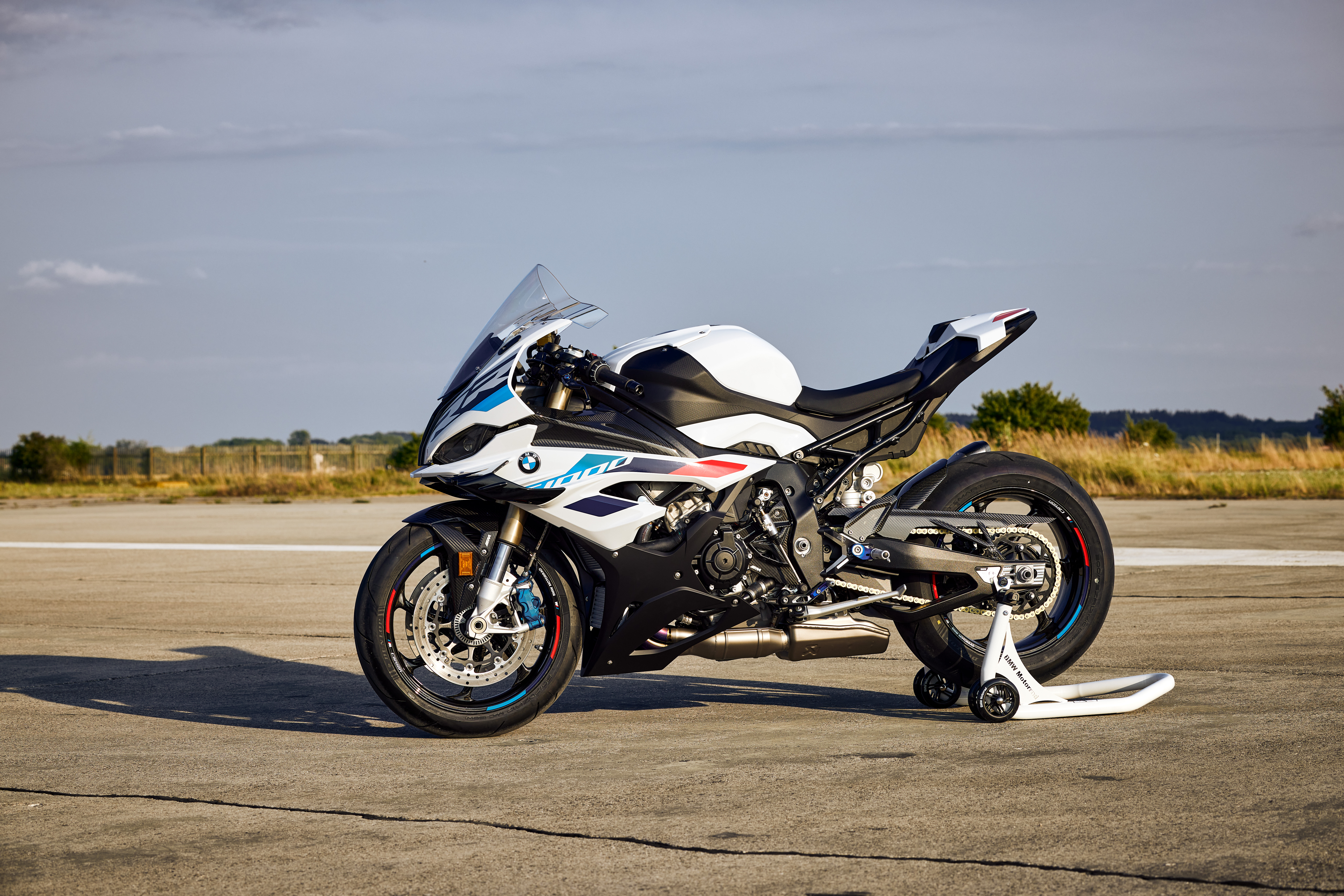 BMW presenta la nueva y mejorada S 1000 RR