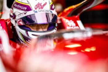 Zhou Guanyu se mantendrá en Alfa Romeo para la temporada 2023