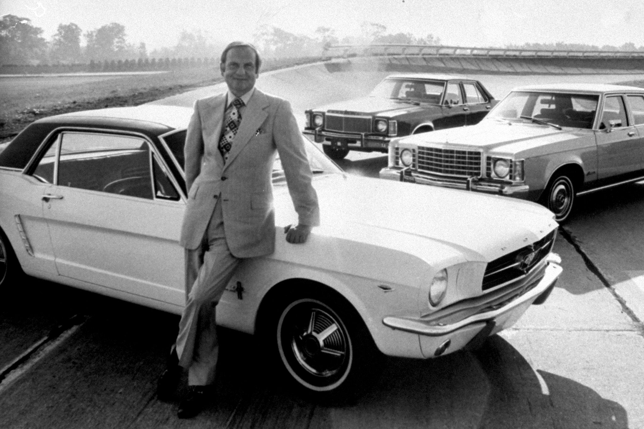 Lee Iacocca con el primer Ford Mustang
