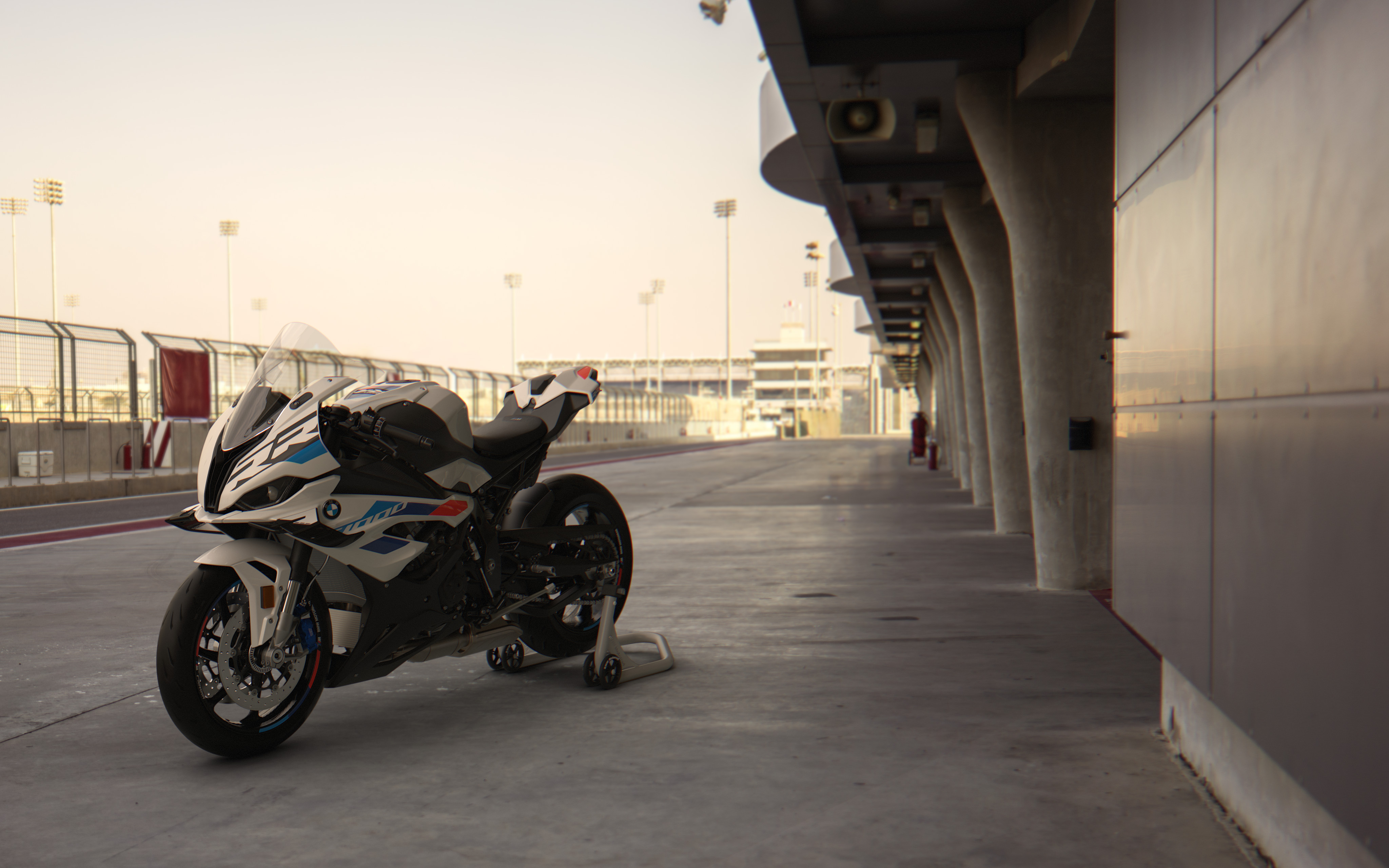 BMW presenta la nueva y mejorada S 1000 RR
