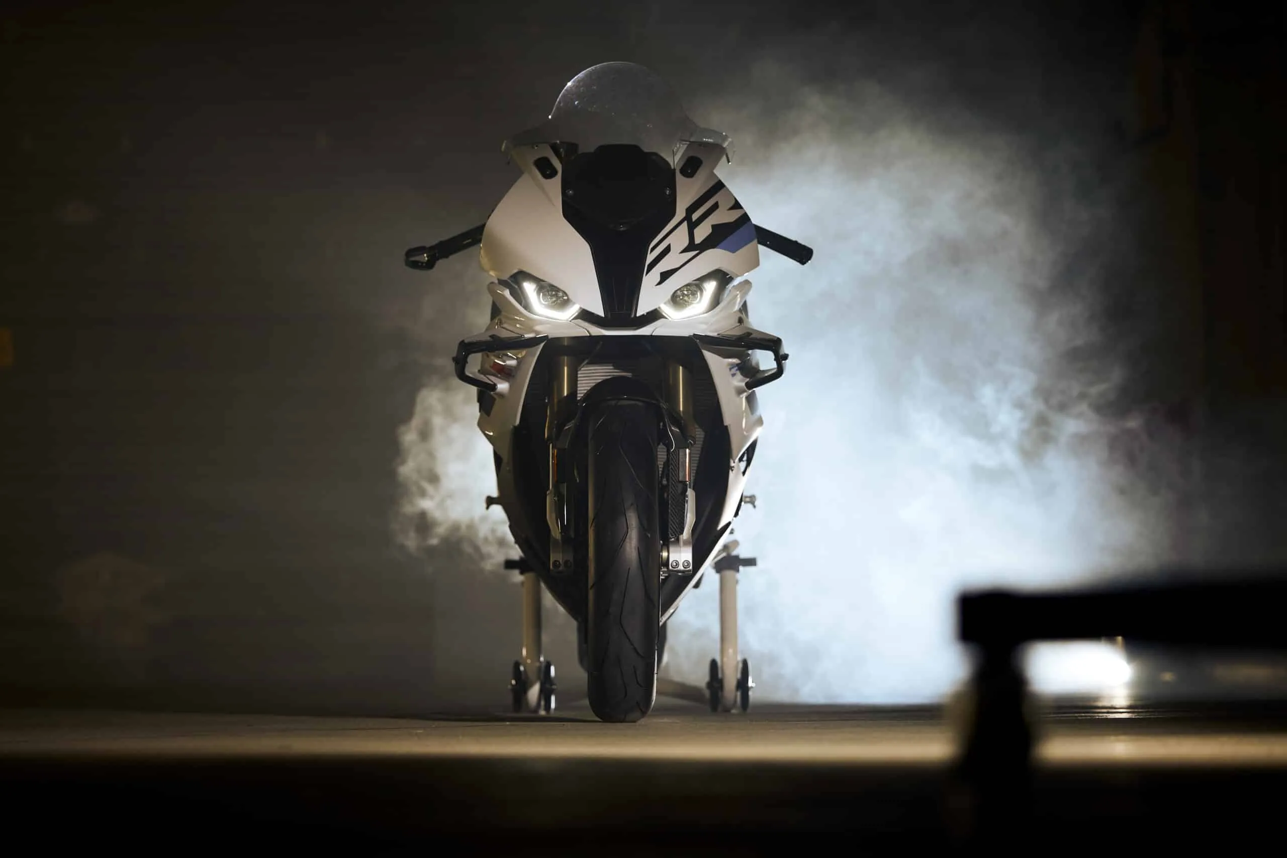 BMW presenta la nueva y mejorada S 1000 RR