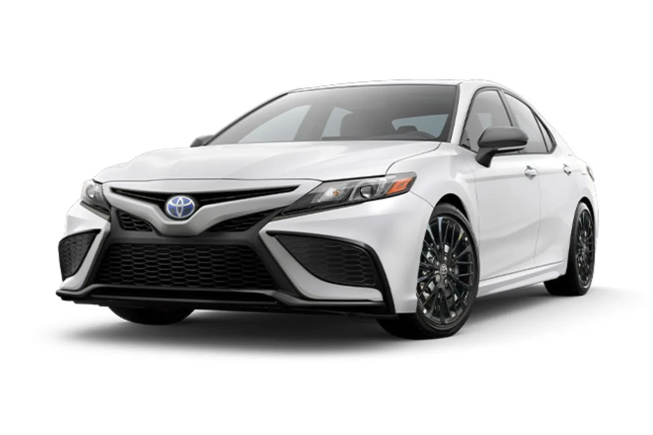 Toyota Camry 2023 llega con dos nuevas versiones y look más deportivo