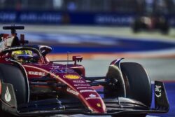 Leclerc logra la pole position en Singapur, Pérez largará segundo