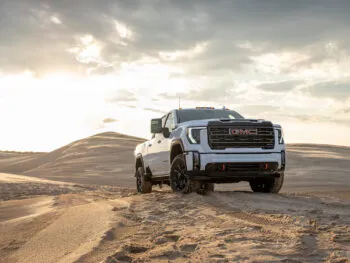 GMC Sierra HD 2024, luce imponente (3)