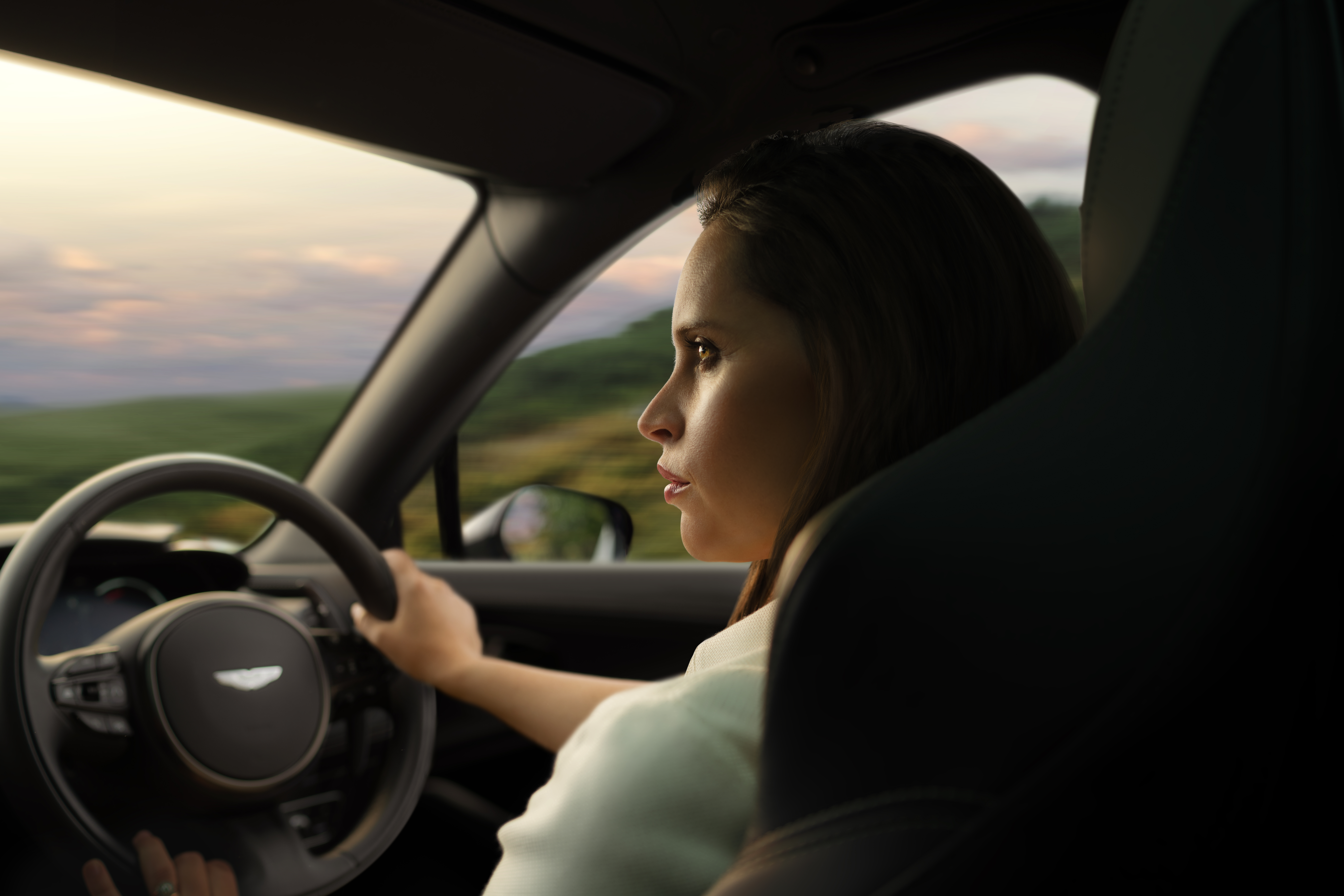 Felicity Jones y Aston Martin DBX707