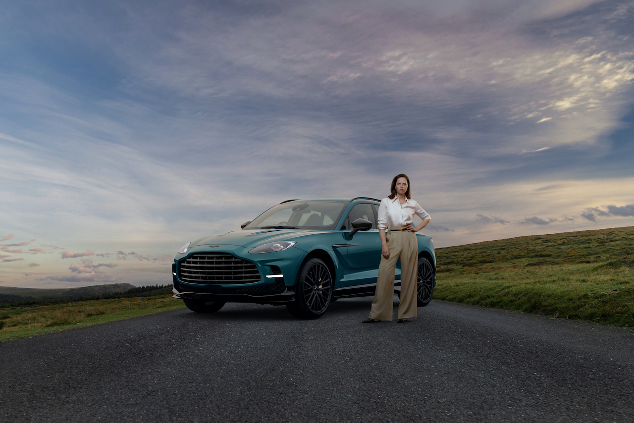 Felicity Jones y Aston Martin DBX707