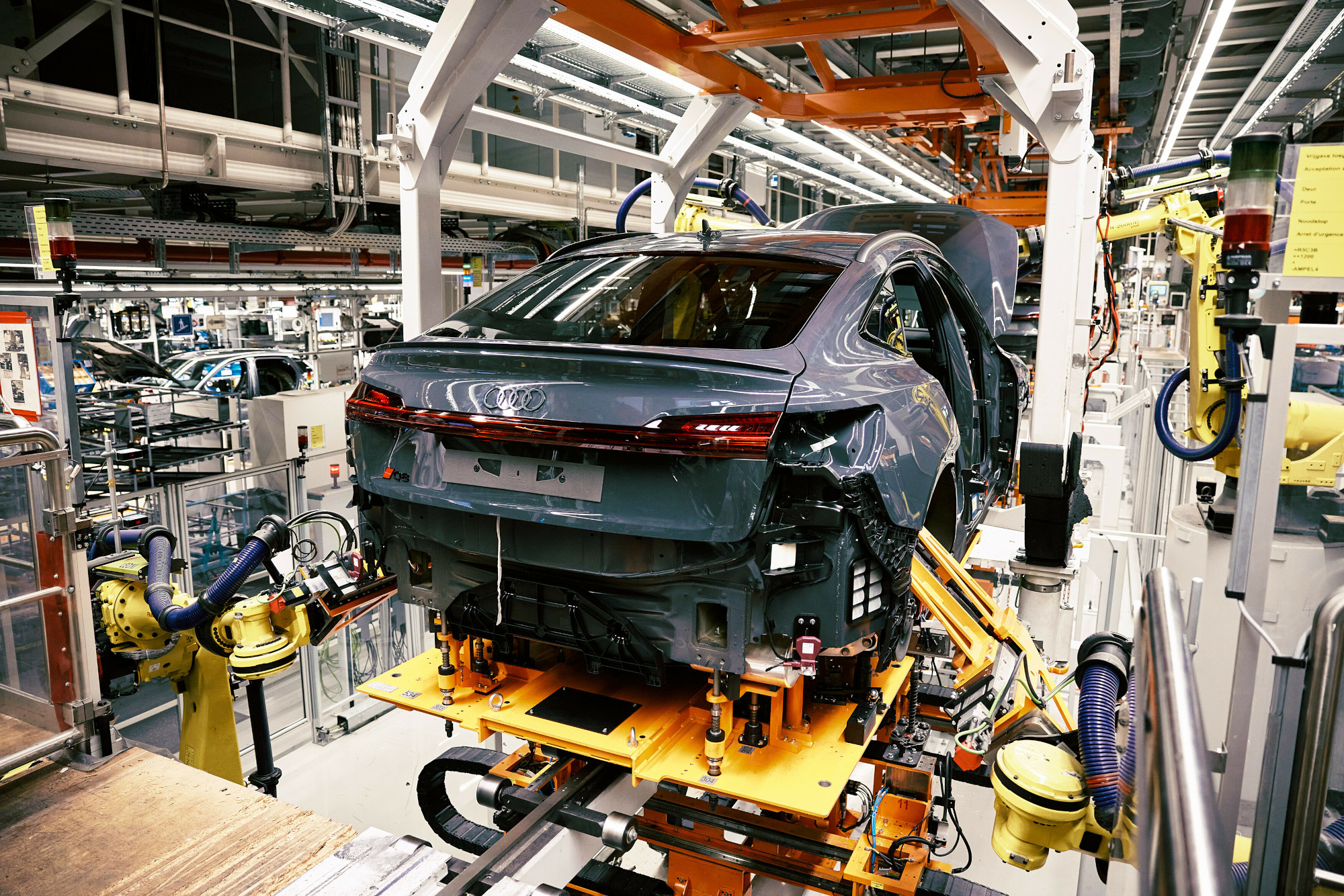 The body and chassis of the Audi Q8 etron are connected | Memo Lira