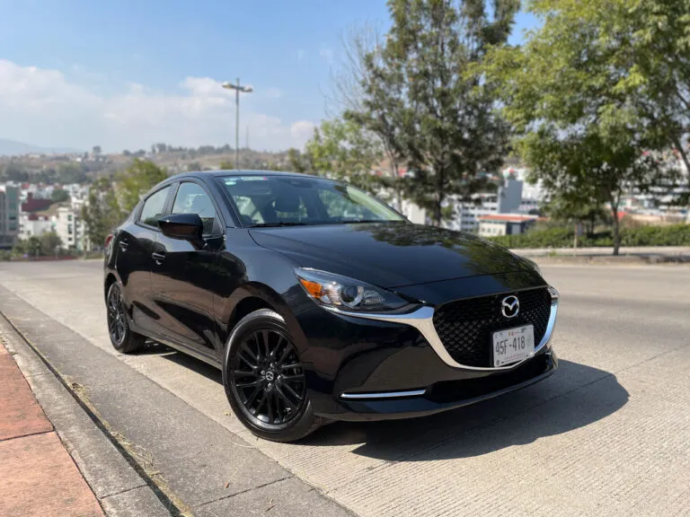 Mazda 2 sedán Carbon Edition, pequeño, elegante y emocionante