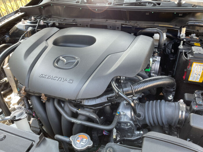 Mazda 2 sedán Carbon Edition pequeño elegante y emocionante