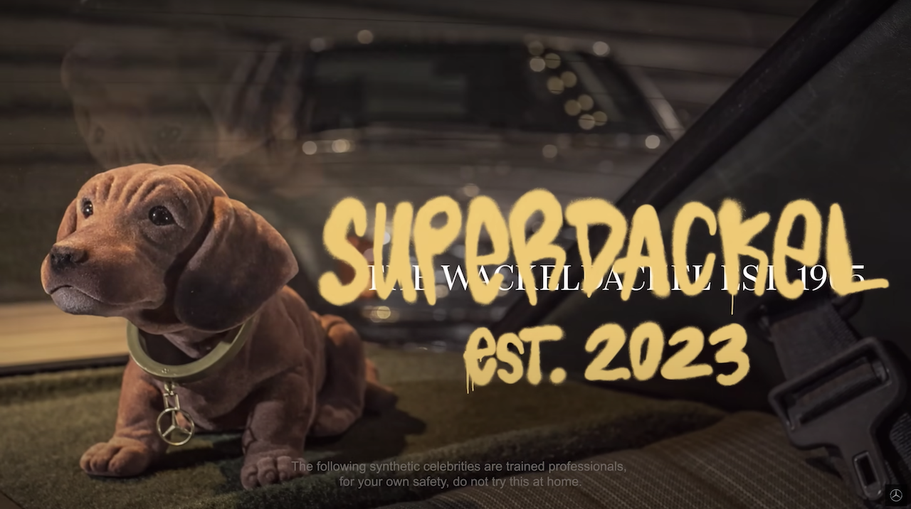 Mercedes-Benz y SUPERPLASTIC crean al personaje "Superdackel" en el CES 2023