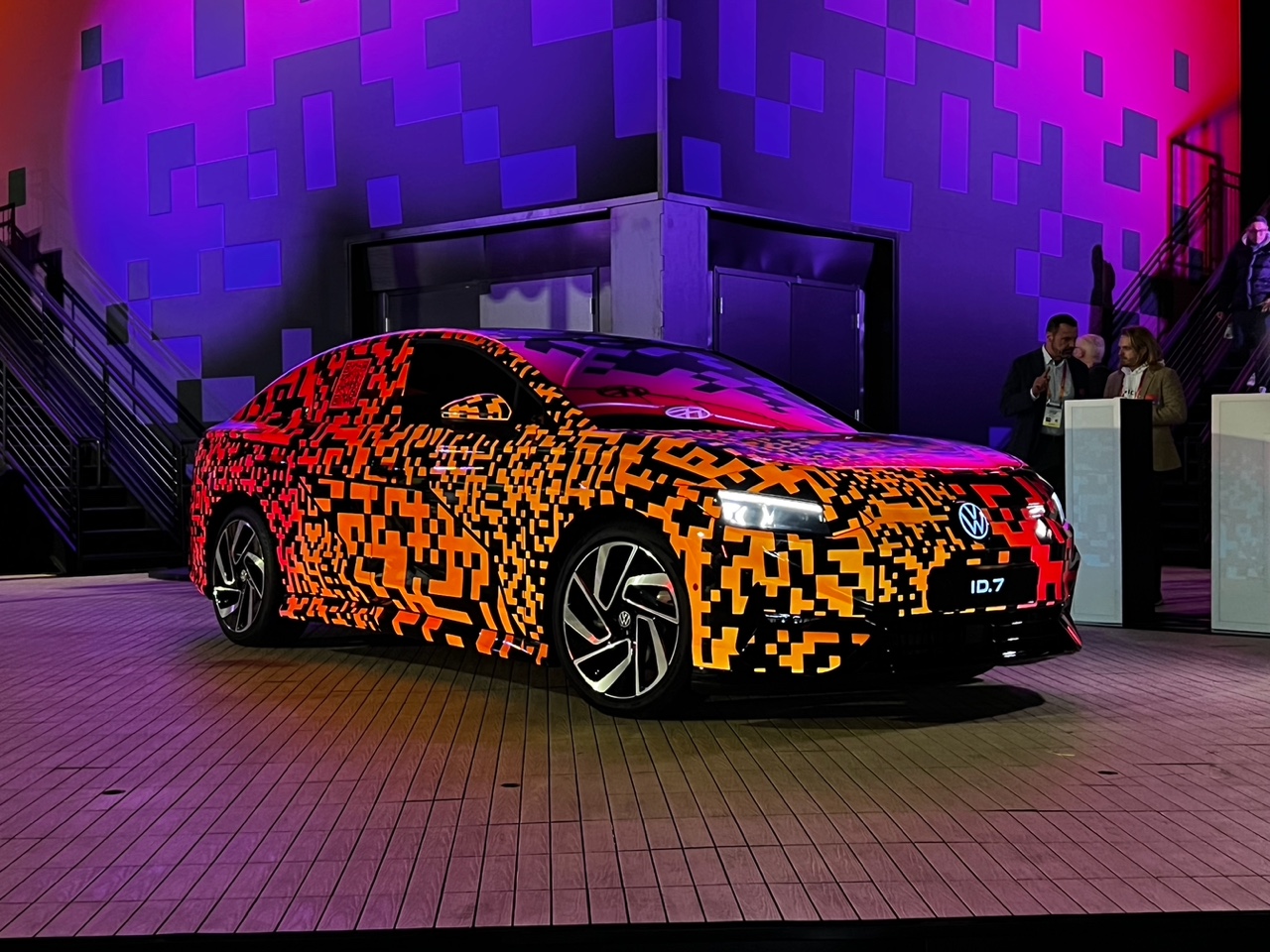 Volkswagen lanza sedán eléctrico con 700 km de autonomía