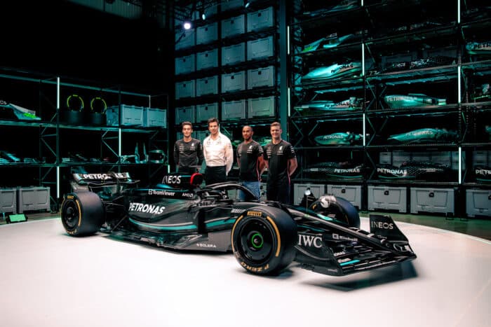 Mercedes vuelve al negro con el nuevo W14