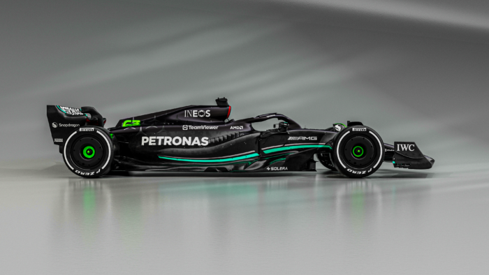 Mercedes vuelve al negro con el nuevo W14