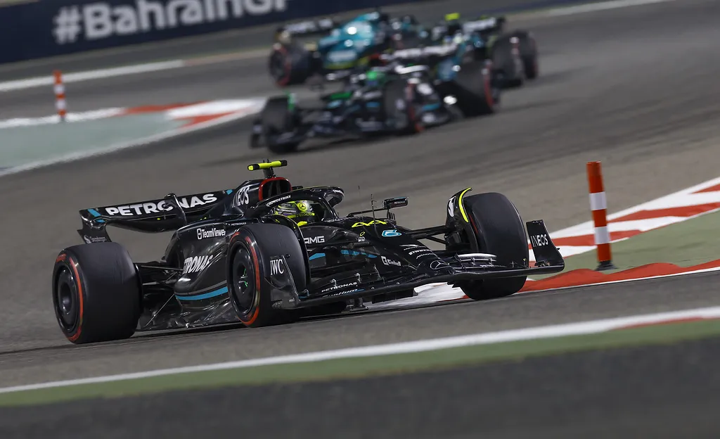 Mercedes promete cambios visibles en el W14 después de un desafiante inicio