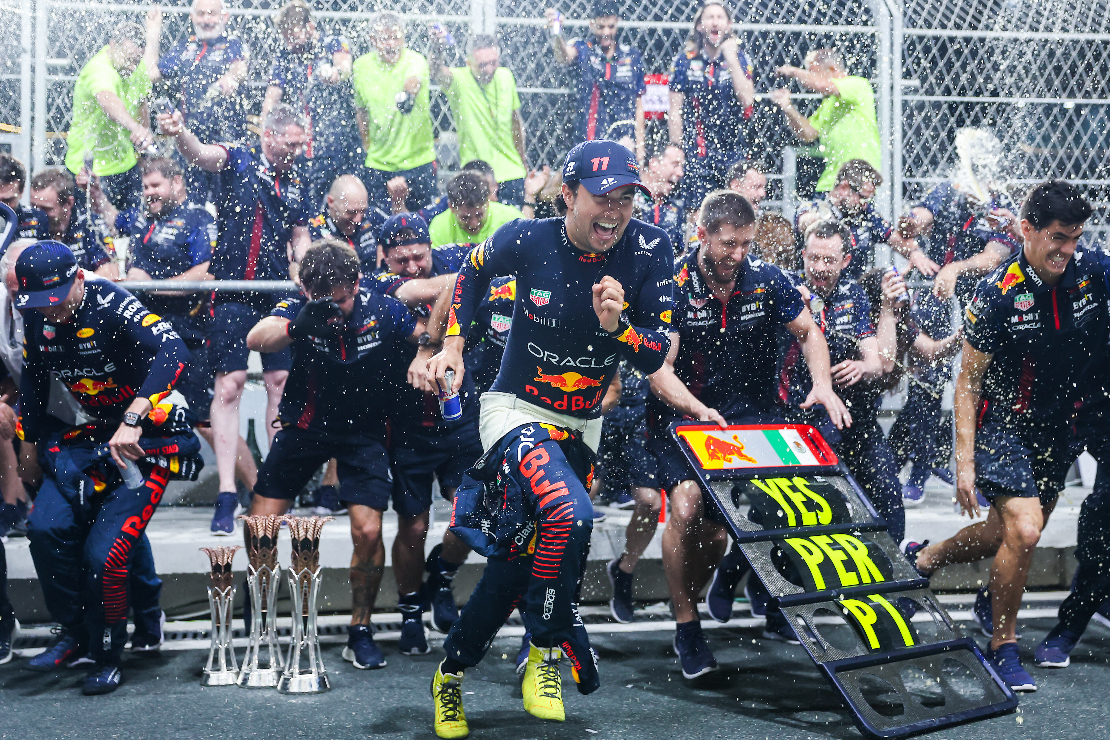 Sergio Pérez domina en Jeddah para ganar por delante de Verstappen 