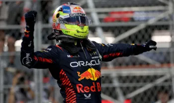 Sergio Pérez domina en Jeddah para ganar por delante de Verstappen