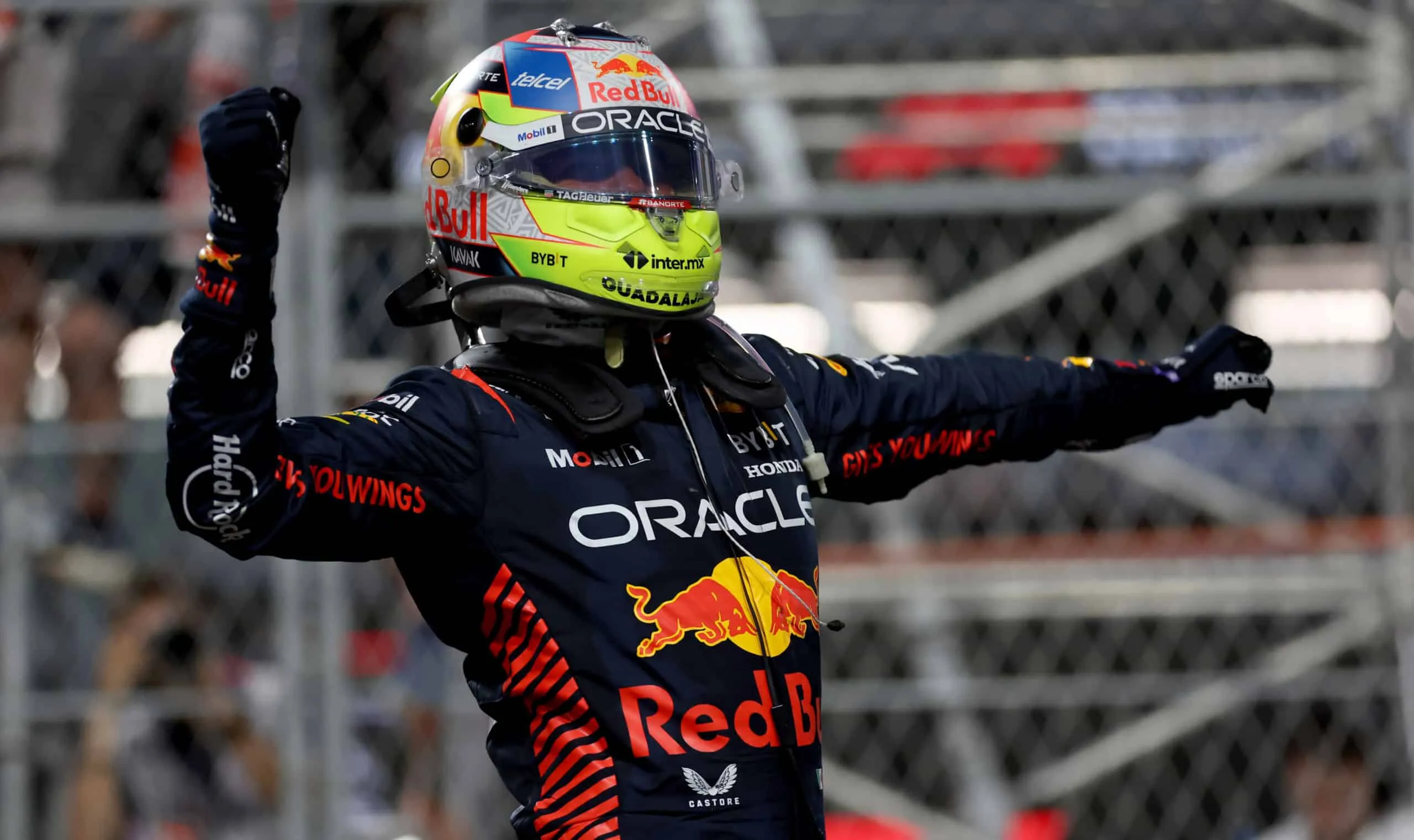Sergio Pérez domina en Jeddah para ganar por delante de Verstappen