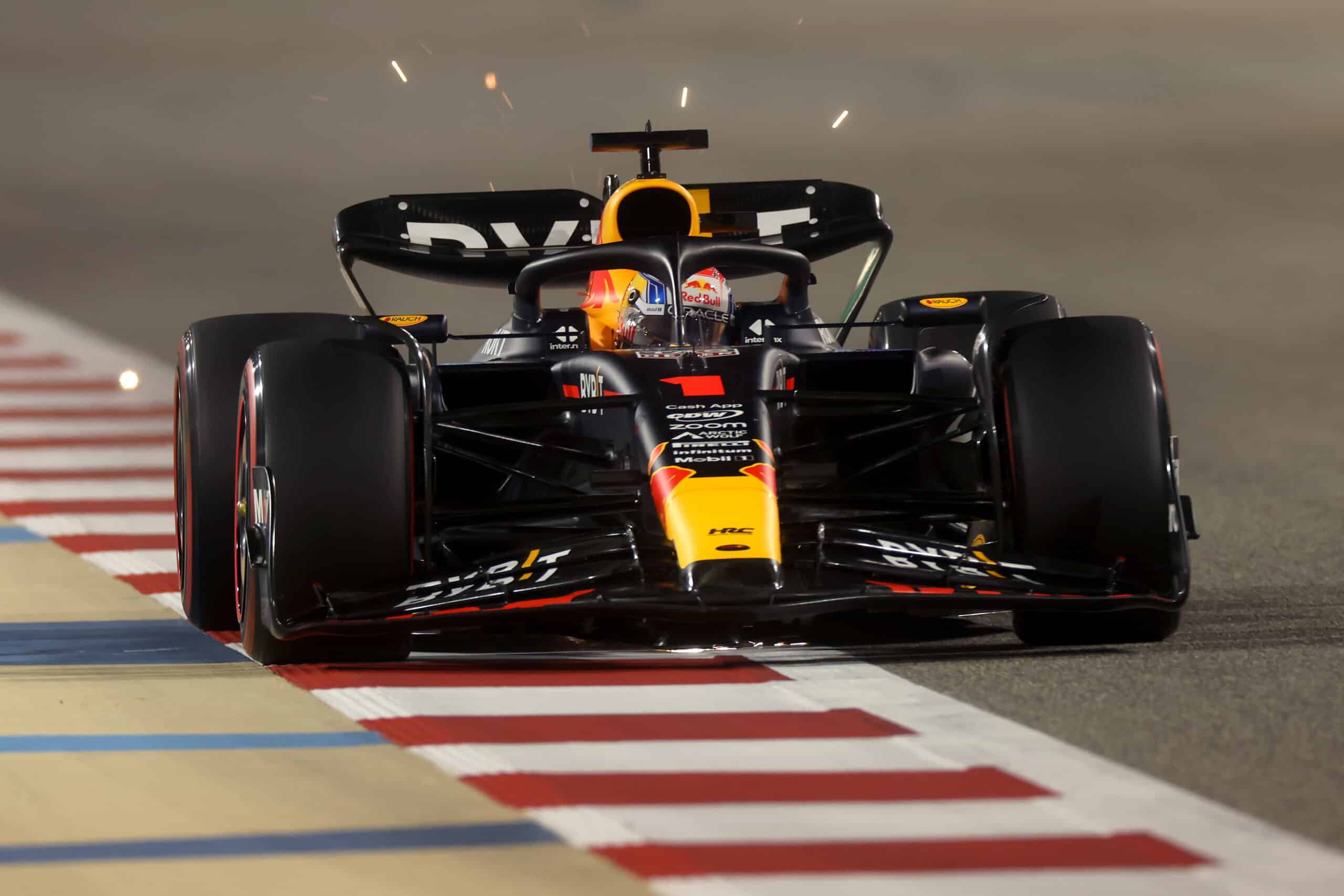 Verstappen logra la pole position en Bahréin, Pérez segundo