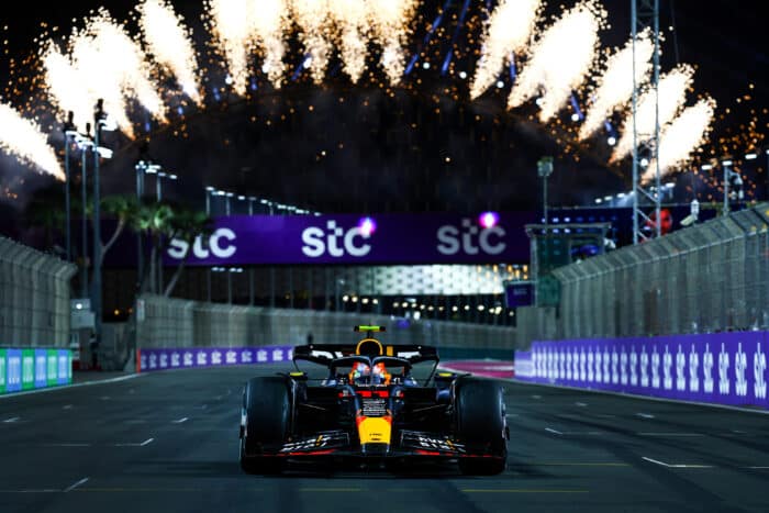 Sergio Pérez domina en Jeddah para ganar por delante de Verstappen