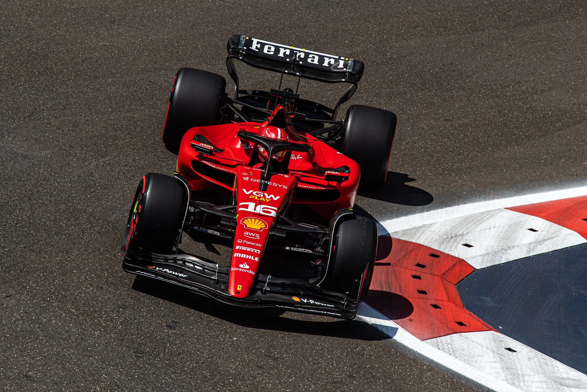 Leclerc vence a Verstappen y logra la pole en Azerbaiyán