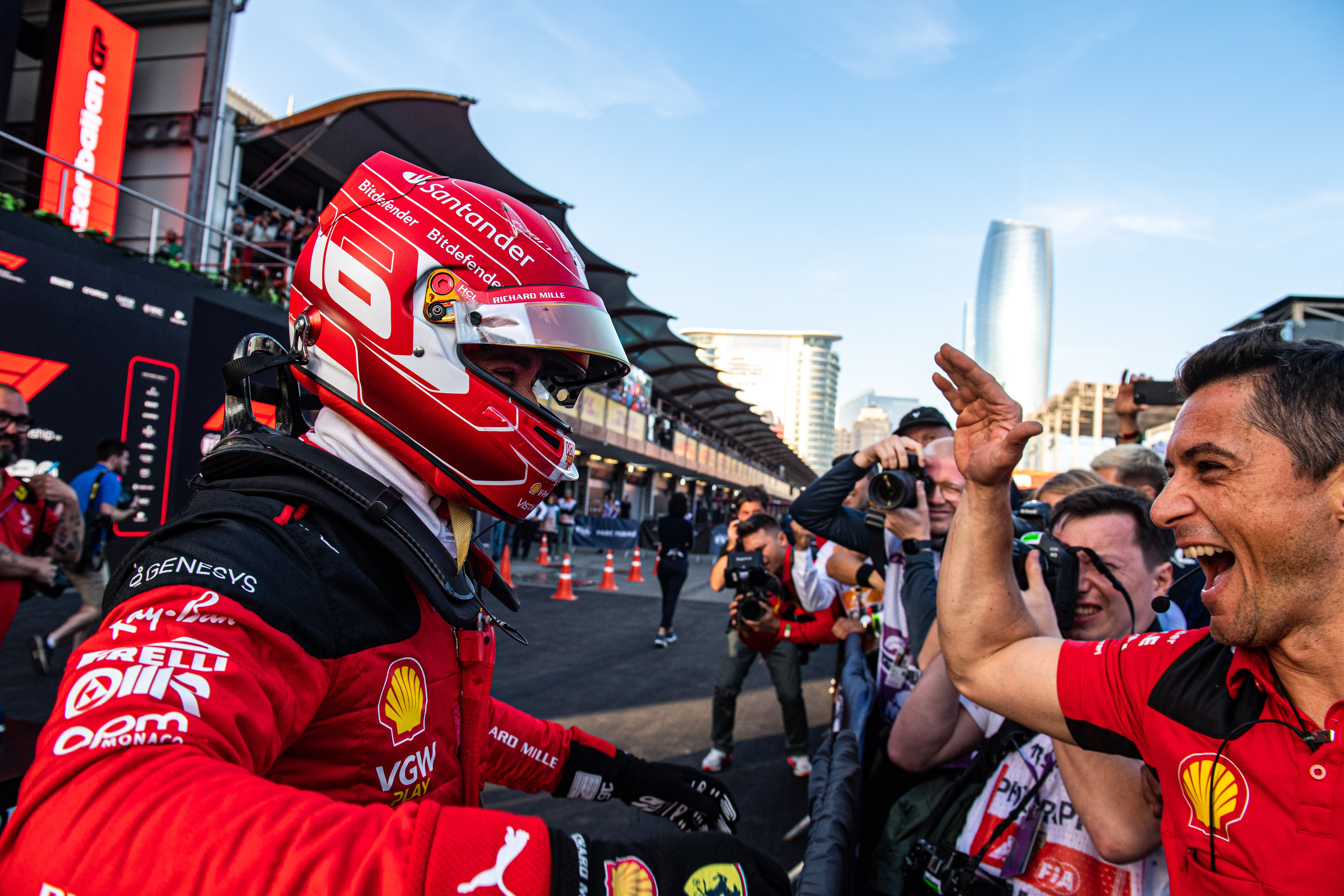Leclerc vence a Verstappen y logra la pole en Azerbaiyán