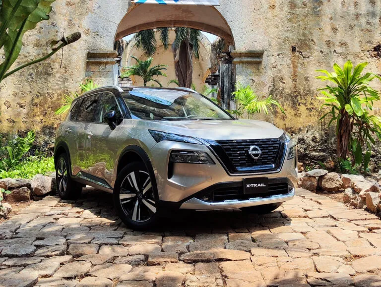 omparativa SUV: KIA Sportage, Nissan X-TRAIL, Peugeot 5008 y Toyota RAV4.