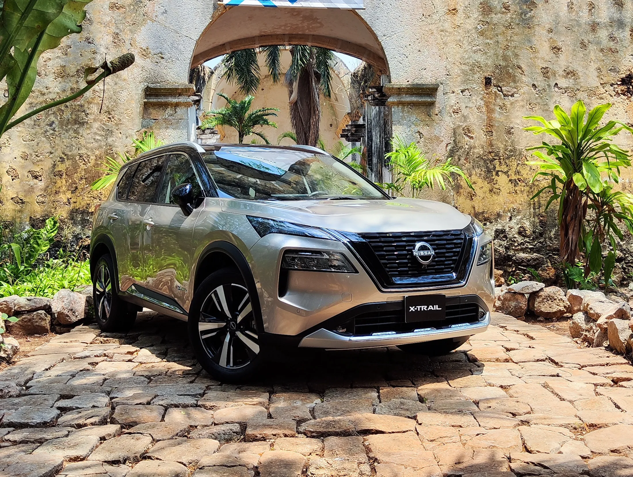 omparativa SUV: KIA Sportage, Nissan X-TRAIL, Peugeot 5008 y Toyota RAV4.