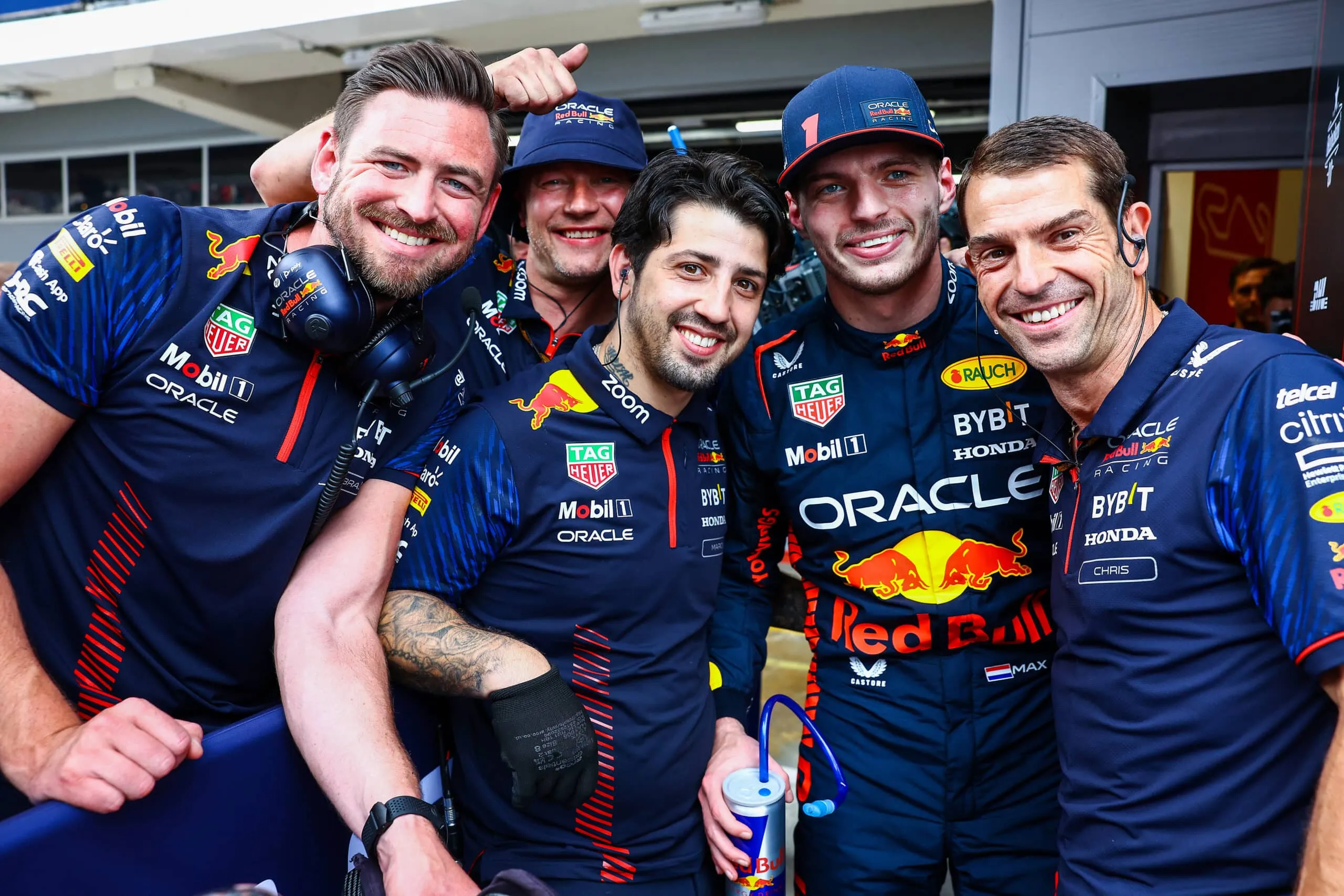 Verstappen logra la pole en España, Pérez 11º