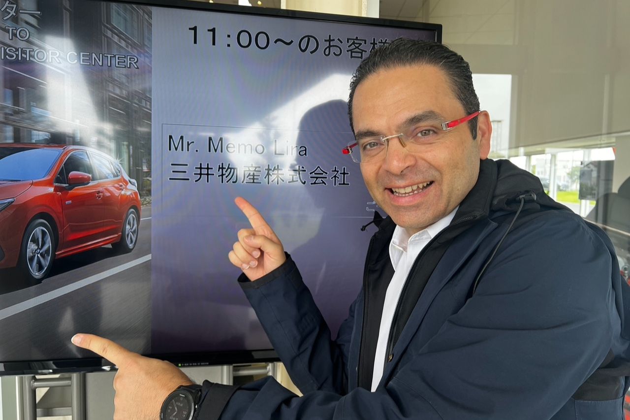 Memo Lira de visita en la planta de Subaru en Japón