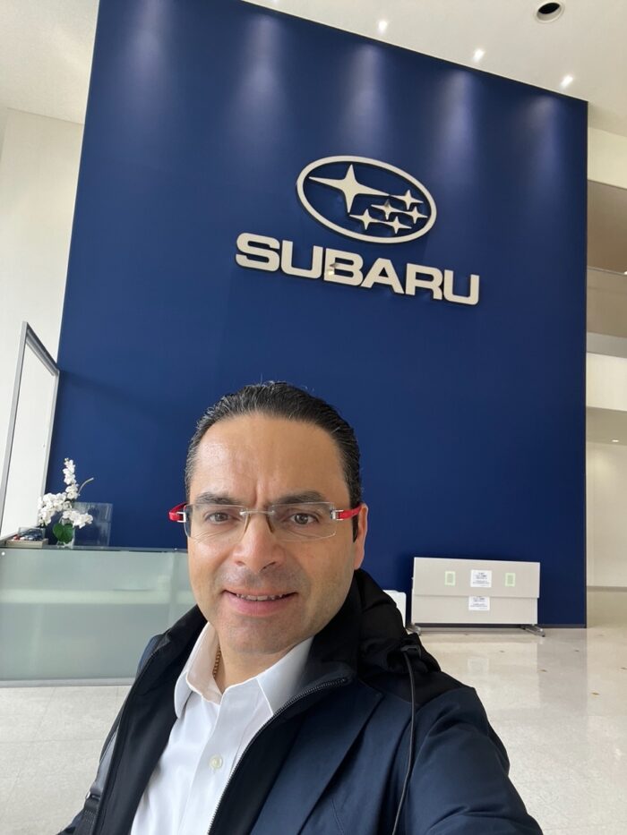 Guillermo Lira en la planta de Subaru en Yajima.