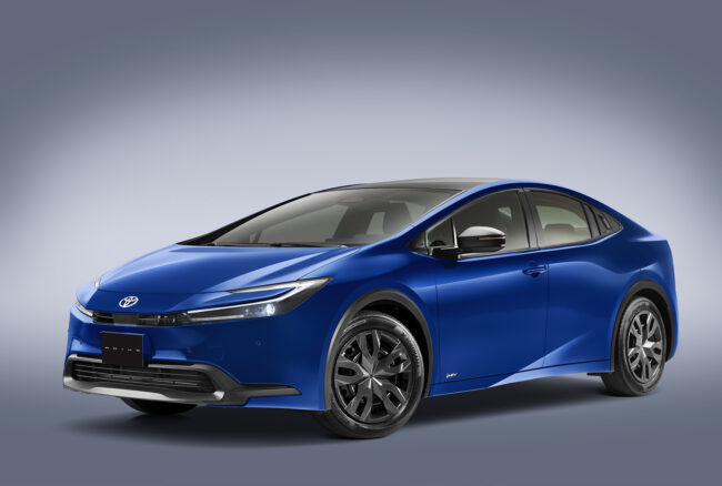 Toyota Prius azul en foto de estudio