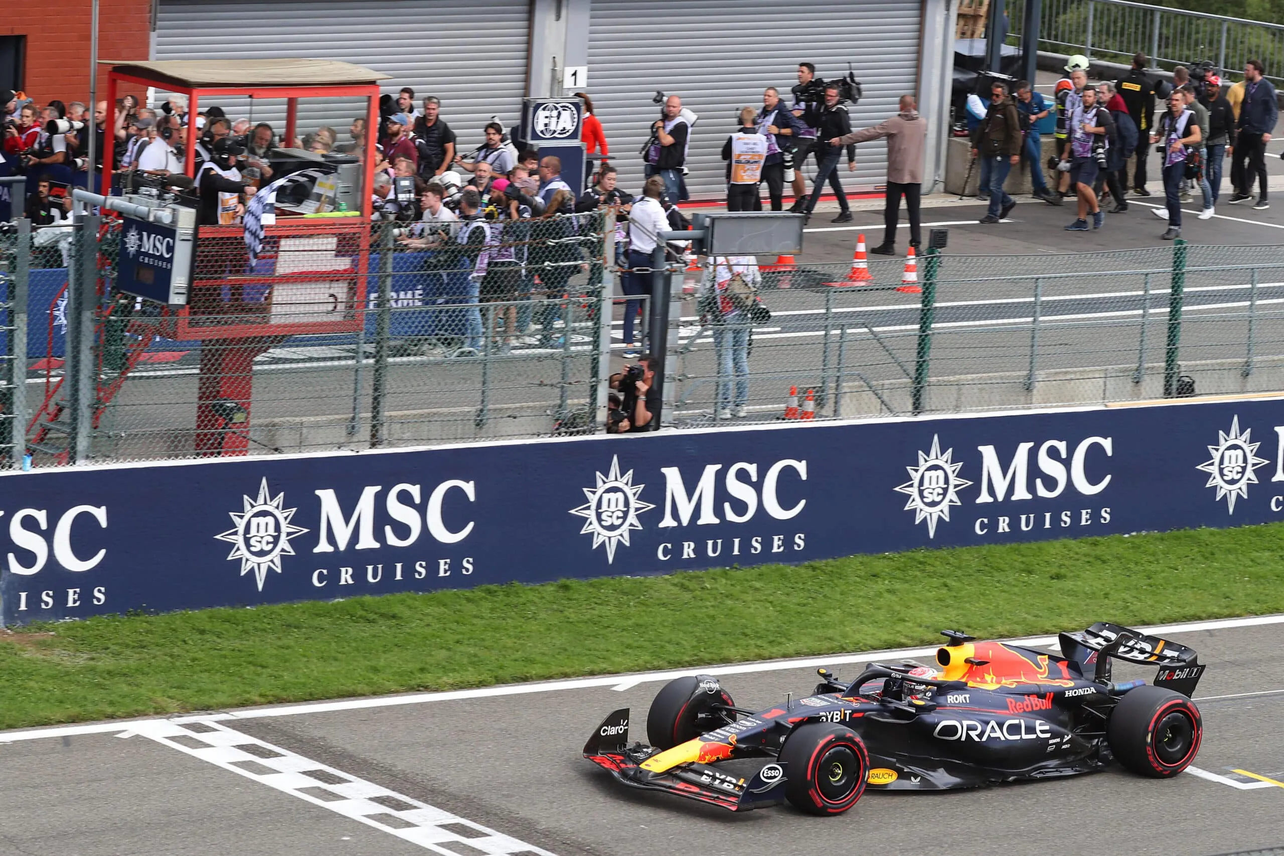 Verstappen gana el GP de Bélgica, Pérez segundo